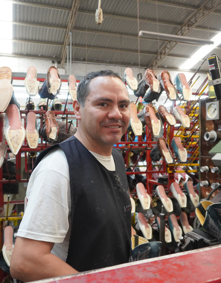 Pedro, Handwerker aus der Stiefelwerkstatt