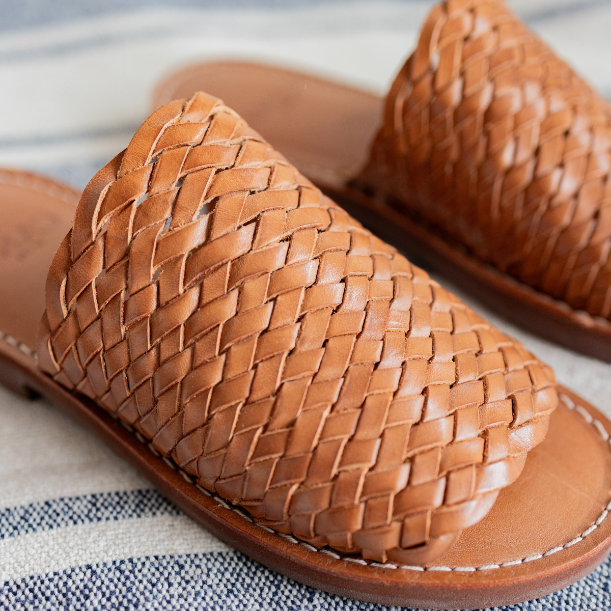 Cano Laura Sandal Cognac summer shoe detail view