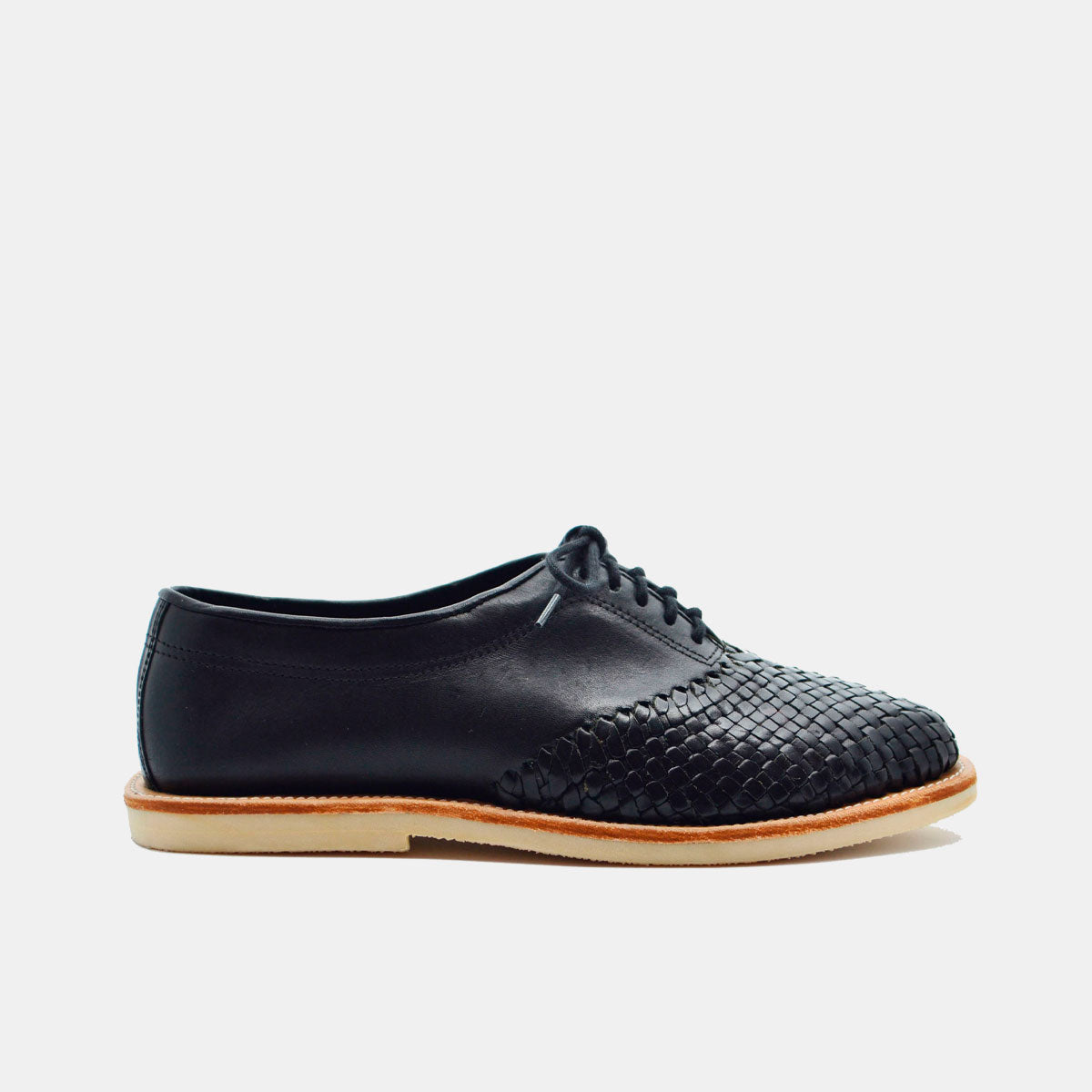 Side view of Cano Hidalgo sustainable leather shoe black