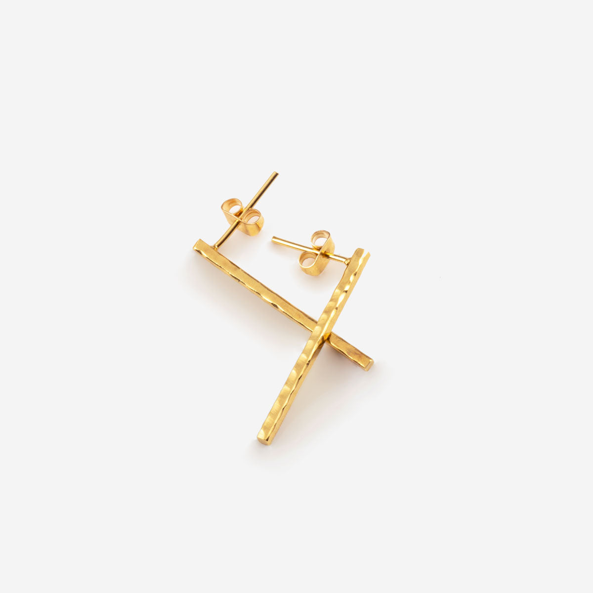 Cano Maribel Gold Hammered minimalist earring side view